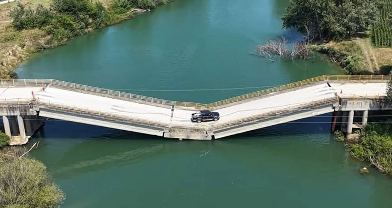 Yıllar önce çöken bu köprüden araçlar hâlâ geçiyor
